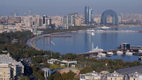 arquitectura de media luna en el soleado litoral del caspio de baku, azerbaiyán