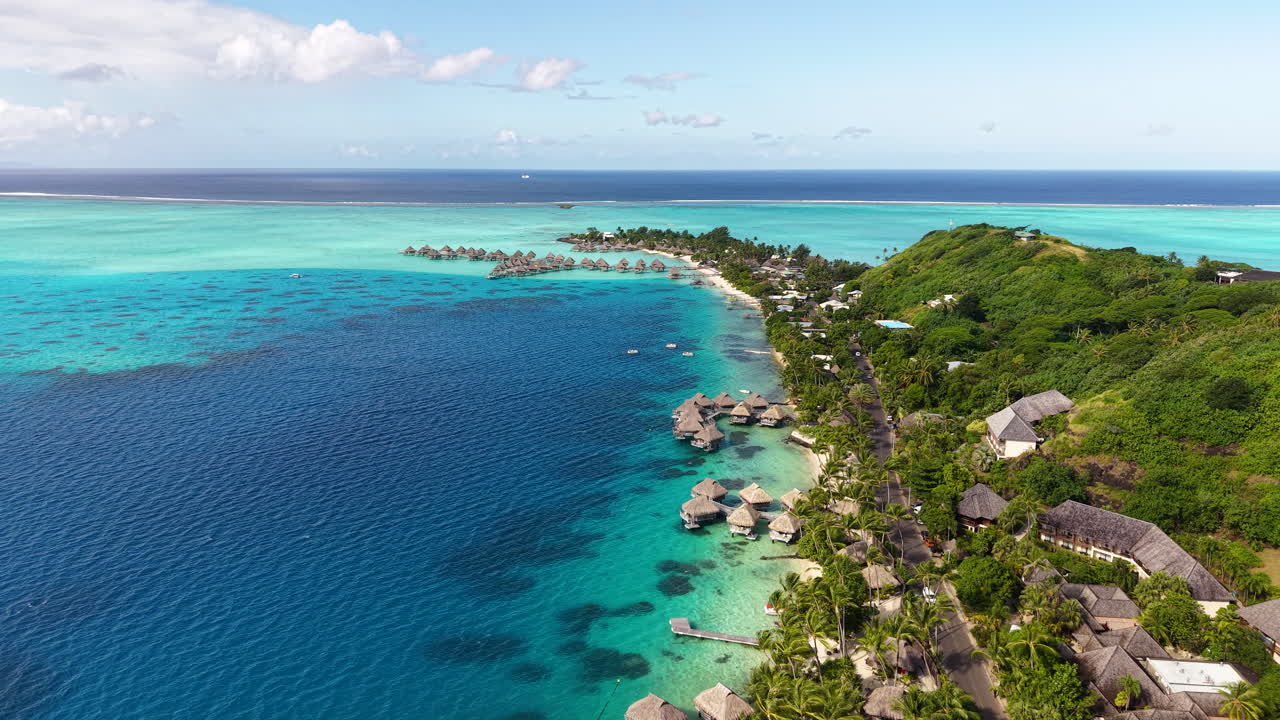 Isola di Bora Bora, Polinesia Francese. Ripresa con drone della spiaggia di Matira e di un resort di lusso con ville sull'acqua della laguna.