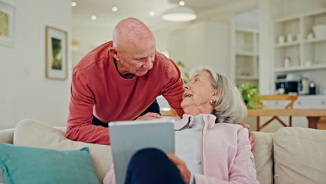 Älteres-Paar,-Tablet-Und-Gespräch-Auf-Dem-Sofa