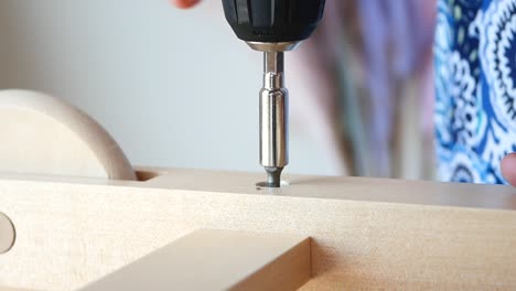 ensamblaje de muebles de madera con un taladro