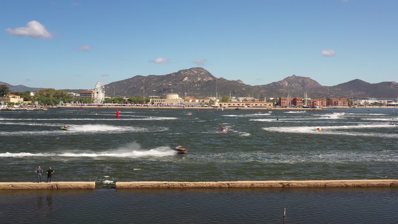 사르데냐 제트 스키 월드컵의 물을 바라보며 공중에서 뒤로 날아가는 멋진 개요