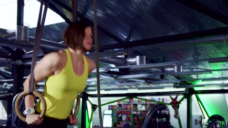 la mujer se sumerge en los anillos.