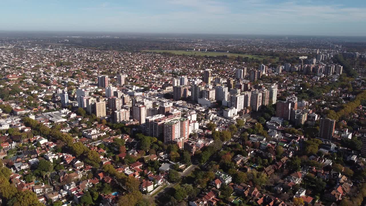 amplia vista panorámica del paisaje urbano de la zona residencial de san isidro de buenos aires con edificios altos