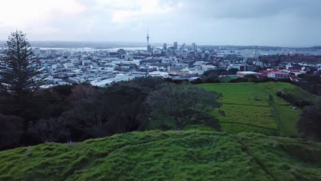 4K-Drohnenaufnahmen-Sonnenuntergang-Am-Mount-Eden,-Neuseeland