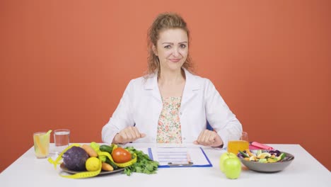 Ernährungsberaterin-Lacht-In-Die-Kamera.