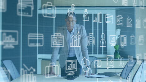 hombre de negocios en la oficina con análisis de datos y iconos de negocios animación sobre él