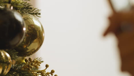 bolas de navidad en el árbol de navidad