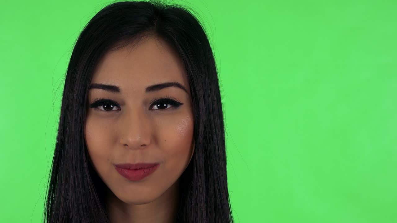 매력적인 젊은 아시아 여성 미소 - 그린 스크린 스튜디오 - 클로즈업