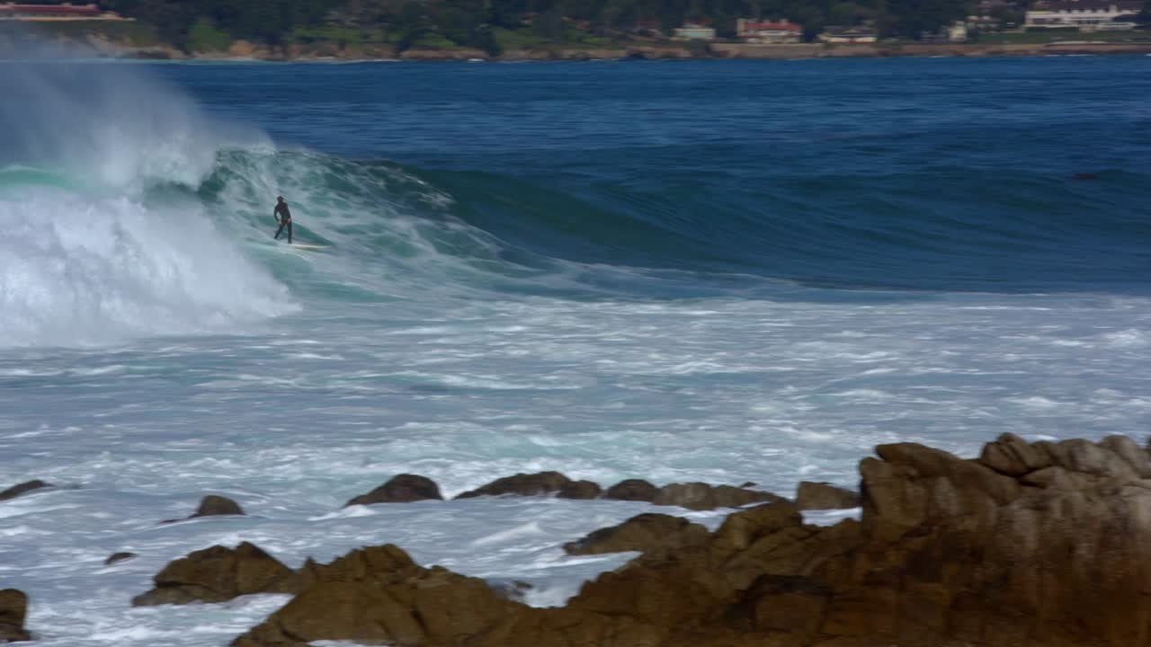 surfista celebrando un buen paseo en una gran ola en