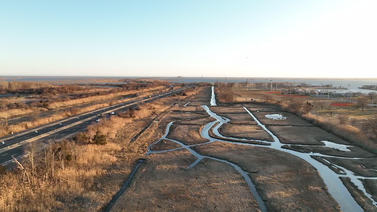 una vista aérea de un pantano en long island, nueva york