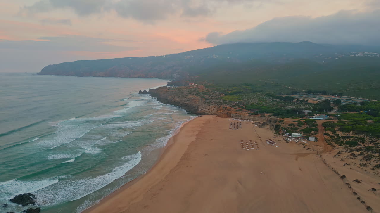 tranquila noche paisaje marítimo vista aérea. crepúsculo cielo nublado sobre la pintoresca playa