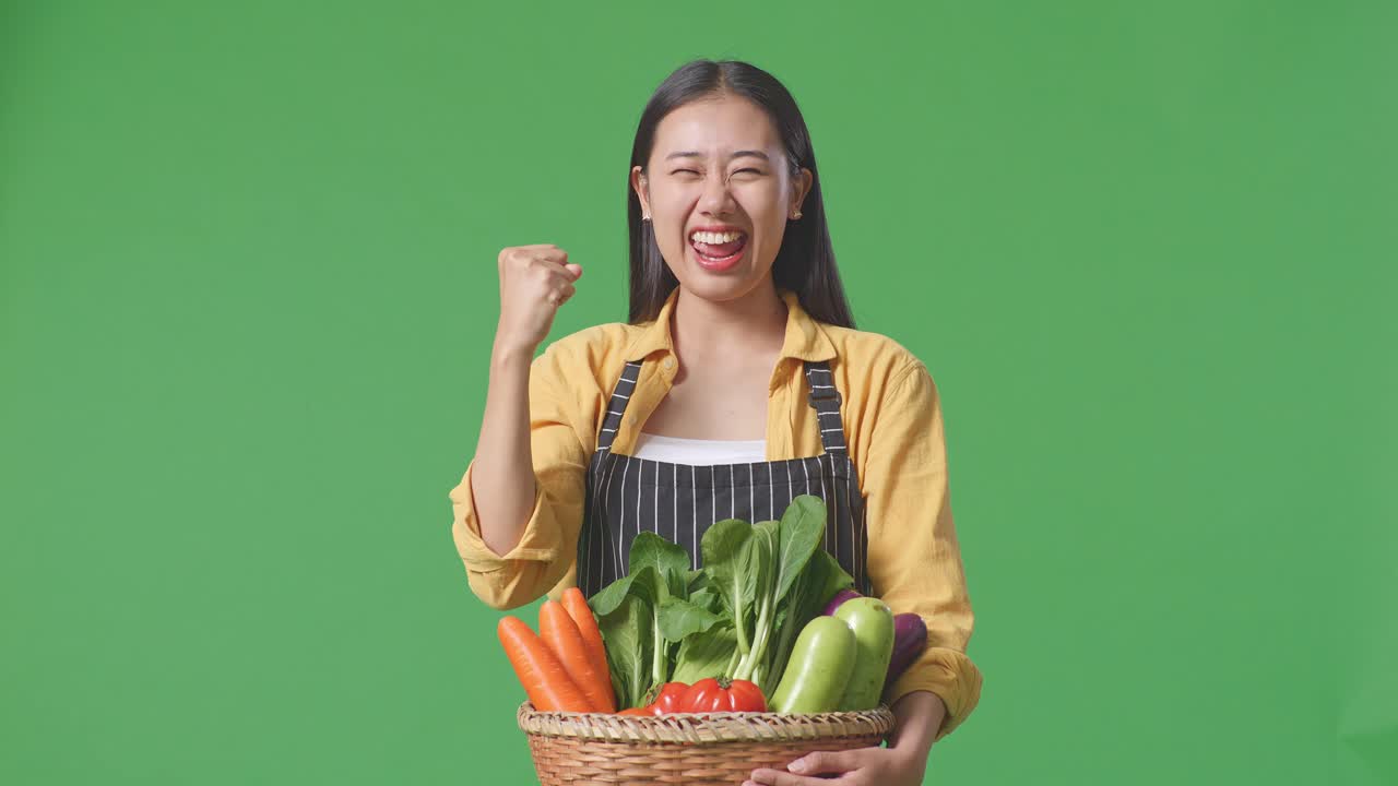 신선 한 수확 을 축하 하는 여자