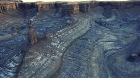 pintoresco paisaje de cañón rocoso con varias formaciones en hanksville