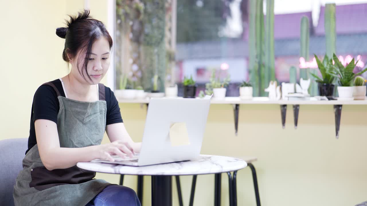 레스토랑 매니저는 웹을 서핑하고 커뮤니케이션하고 커피 카페에 앉아서 문서를 검색하고 있습니다.