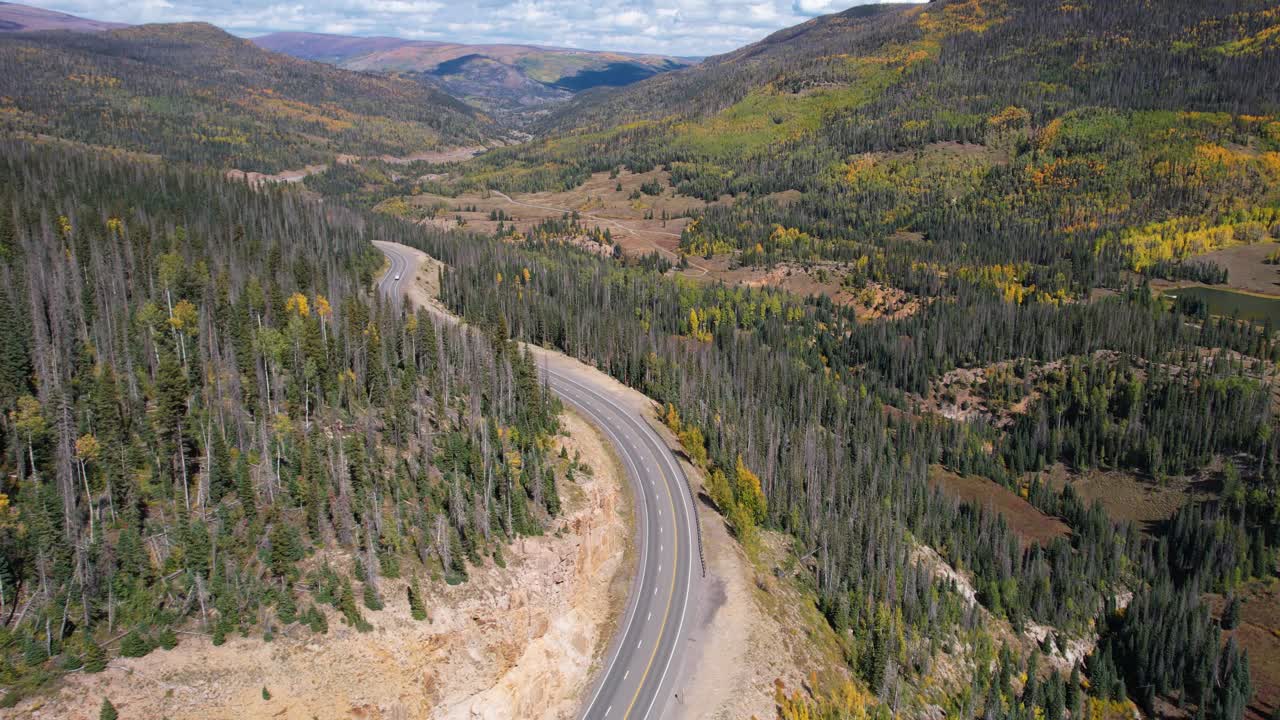 울프 크리크 마운틴 패스 (wolf creek mountain pass, colorado) 의 공중 풍경, 은 가을 날.