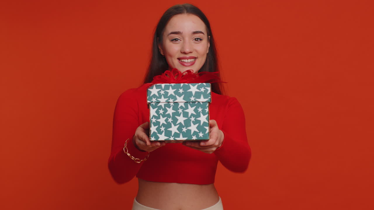 생일 선물 상자를 선물하는 여성은 손을 펴고, 포장된 선물을 제안합니다. 경력 축하 보너스