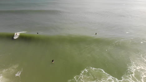 Epische-Drohnenfahrt-Eines-Surfers,-Der-Auf-Einer-Welle-Reitet