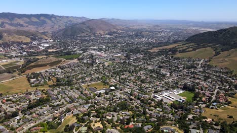 vista de ángulo ultra alto de san luis obispo en un hermoso día