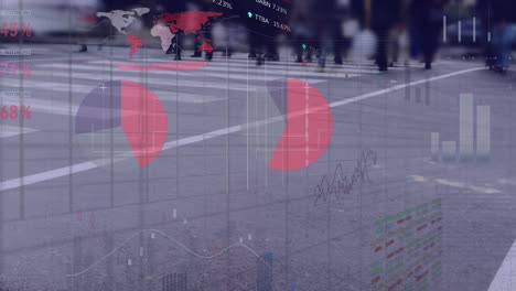 animación del procesamiento de datos financieros sobre personas que caminan por la calle de la ciudad