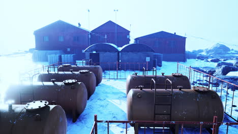 edificios de la base de investigación y expedición polar rusa en el ártico