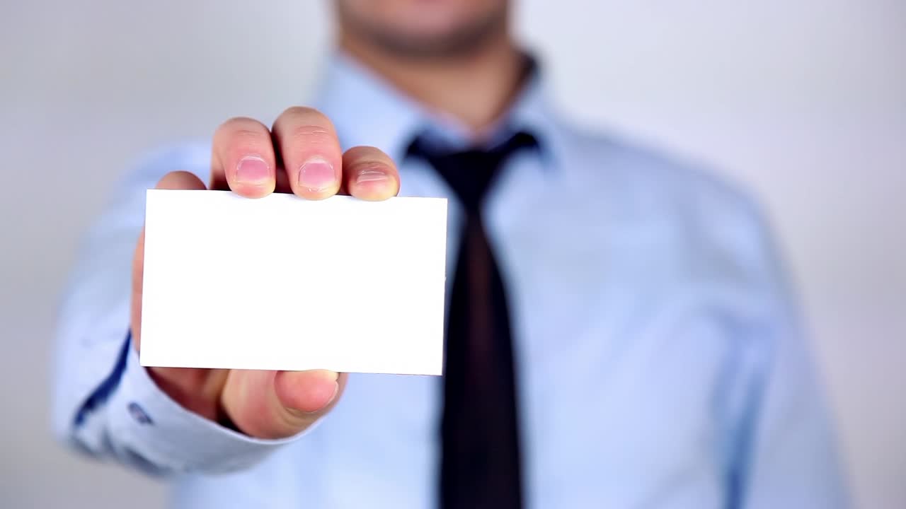 hombre de negocios presentando y mostrando un cartel blanco 1