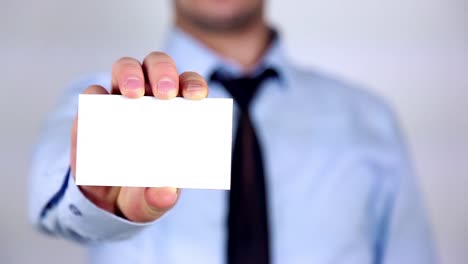 hombre de negocios presentando y mostrando un cartel blanco 1