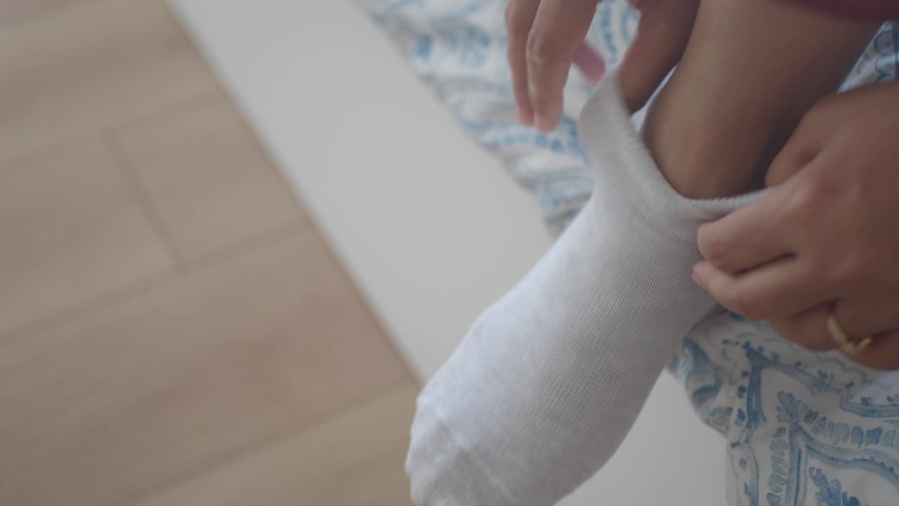 persona que se pone los calcetines