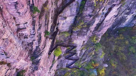 vista aérea de una escalera en zigzag tallada en altos acantilados cerca de la aldea de xiuyan, provincia de zhejiang, china, que muestra una perfecta armonía de belleza natural y artesanía humana.