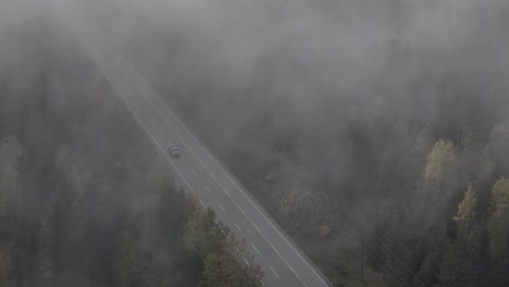 Über-Dem-Nebel:-Luftaufnahme-Von-Autos,-Die-Im-Herbst-Auf-Der-Autobahn-24-Durch-Nebel-Fahren