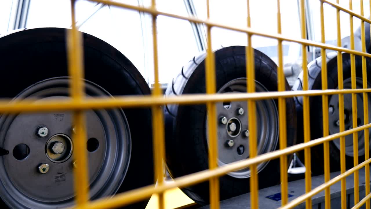 rueda de inhibición roja giratoria en la sala de máquinas del teleférico