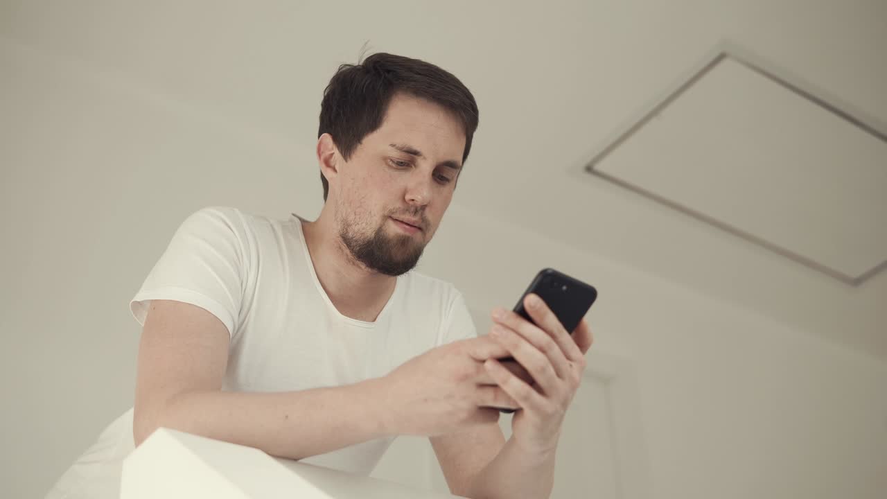 a man opened a browser on a smartphone and corresponded with friends