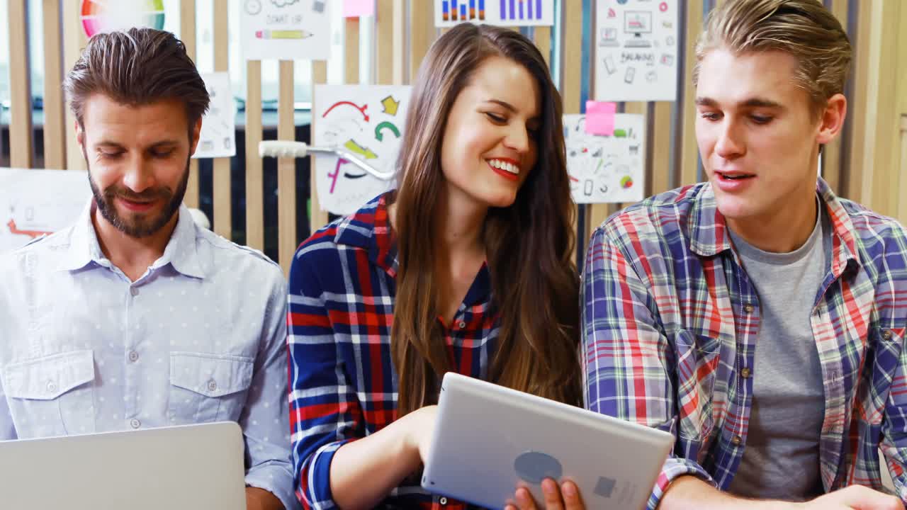 equipo de ejecutivos que utilizan teléfonos móviles, portátiles y tabletas digitales
