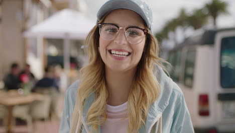 Retrato-De-Una-Hermosa-Mujer-Rubia-Linda-Riendo-Alegre-Con-Gafas-Disfrutando-De-La-Soleada-Playa