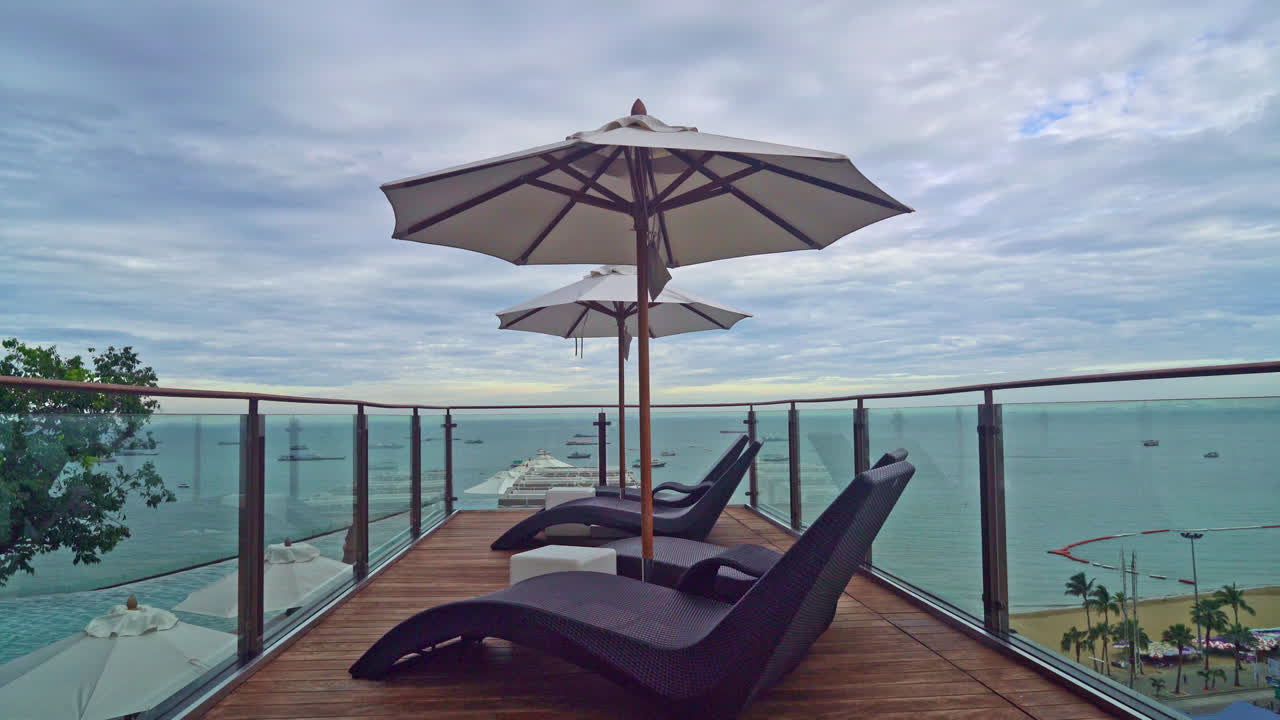 piscina de cama con sombrilla alrededor de la piscina con fondo marino - vacaciones y concepto de vacaciones