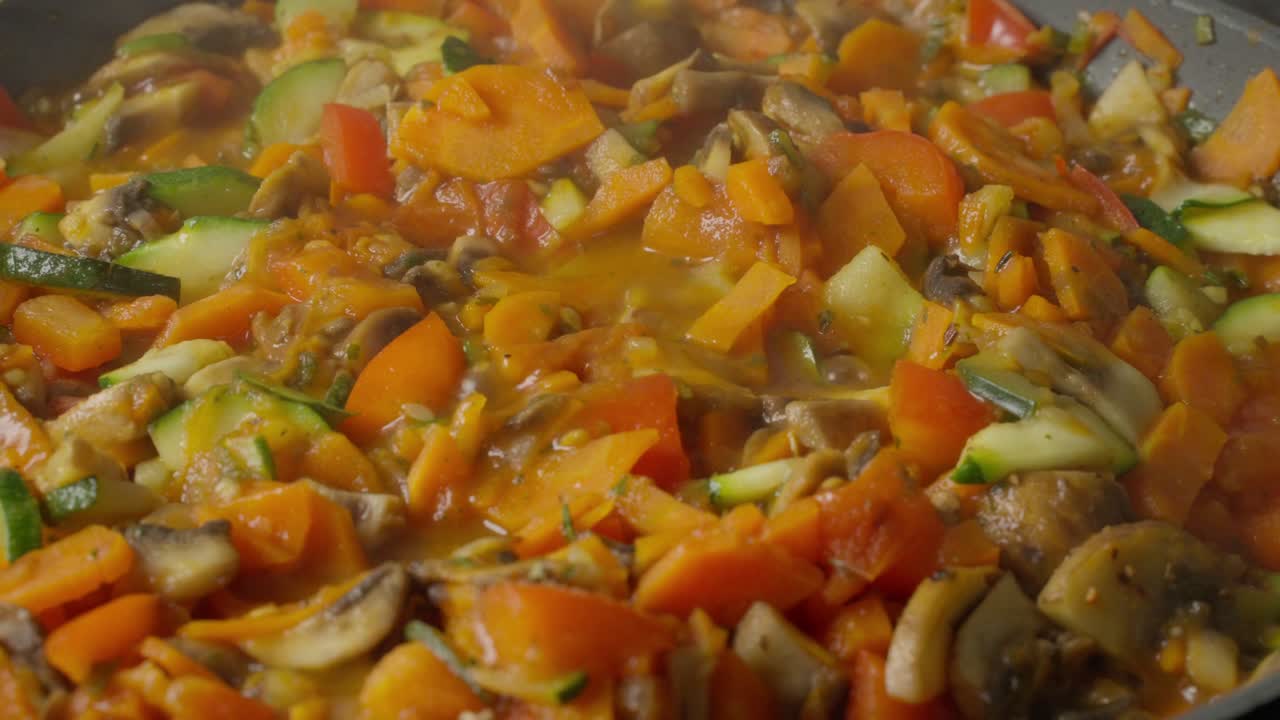 가정 주방에서 채소를 요리하는 것