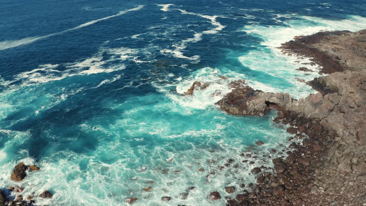 toma de drone de la costa salvaje de lanzarote