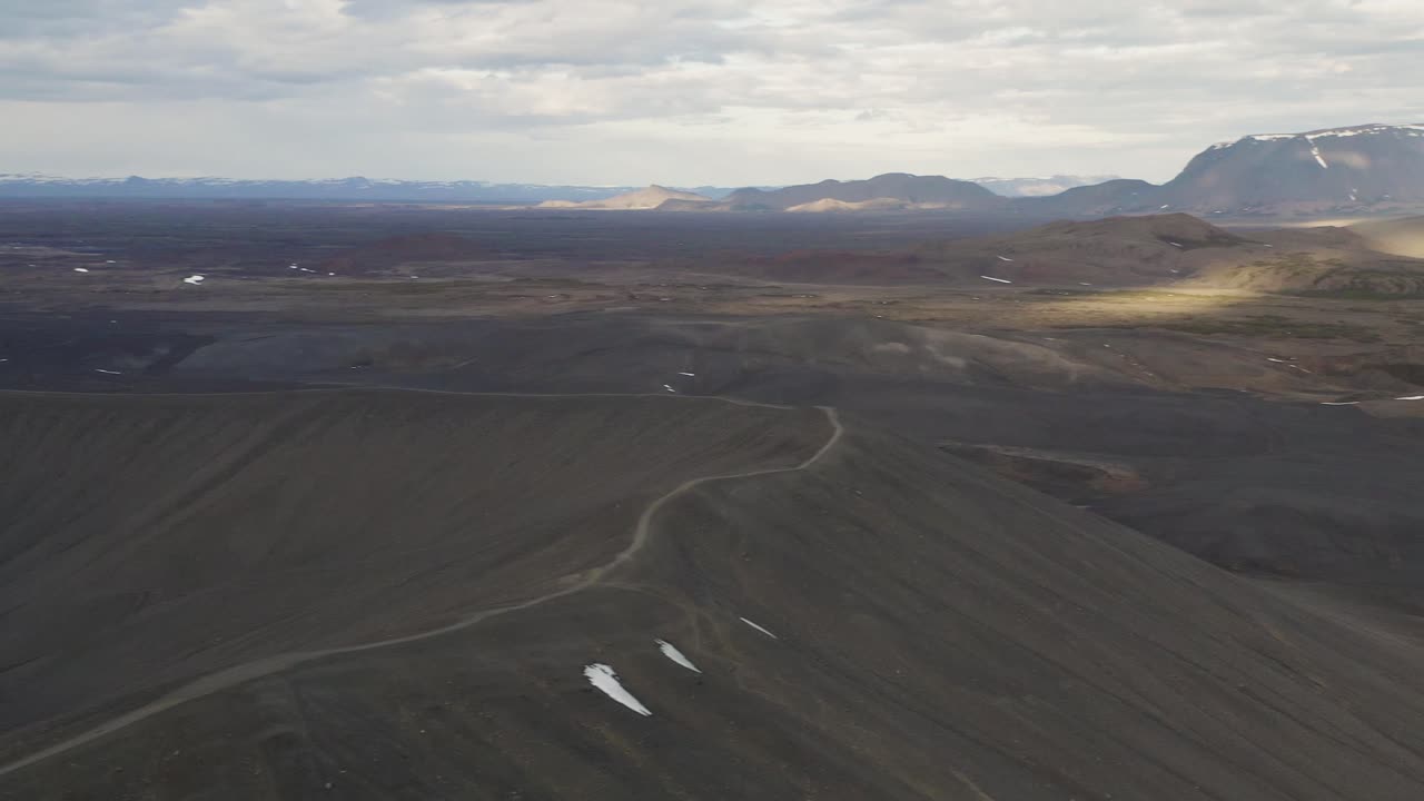 panorama aéreo del paisaje islandés con el cráter del volcán hverfjall