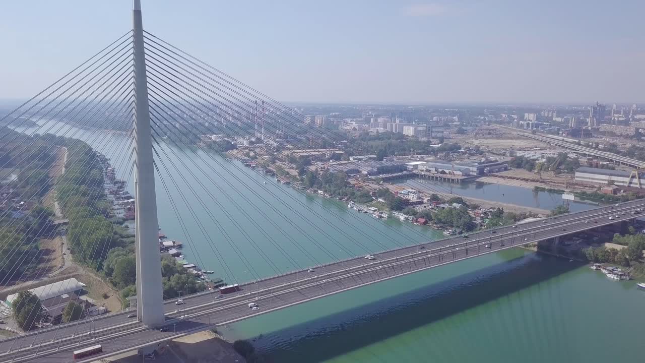foto aérea de descenso lento del puente ada en belgrado y el lago sava