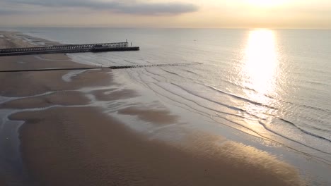 Angenehme-Ansicht-Eines-Sonnenuntergangstrandes-Mit-Erstaunlicher-Aufnahme-Und-Nüchternen-Farben-In-Belgien