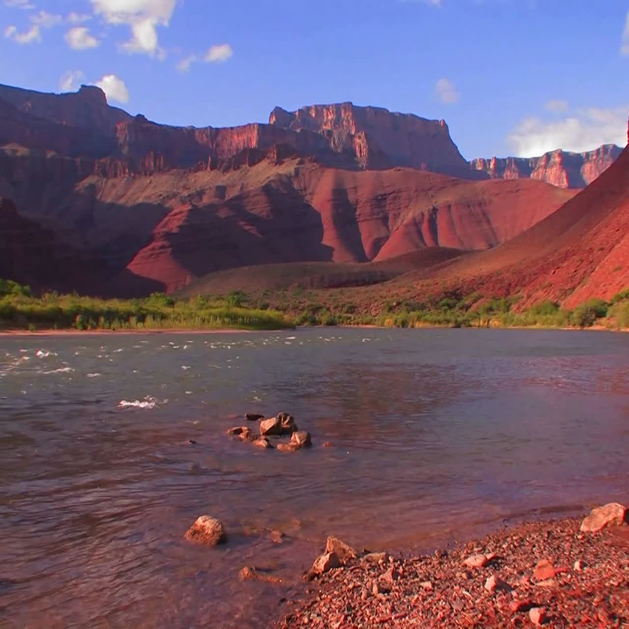 el río colorado fluye a través de un hermoso tramo del gran cañón 2