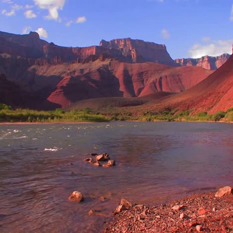 El-Río-Colorado-Fluye-A-Través-De-Un-Hermoso-Tramo-Del-Gran-Cañón-2