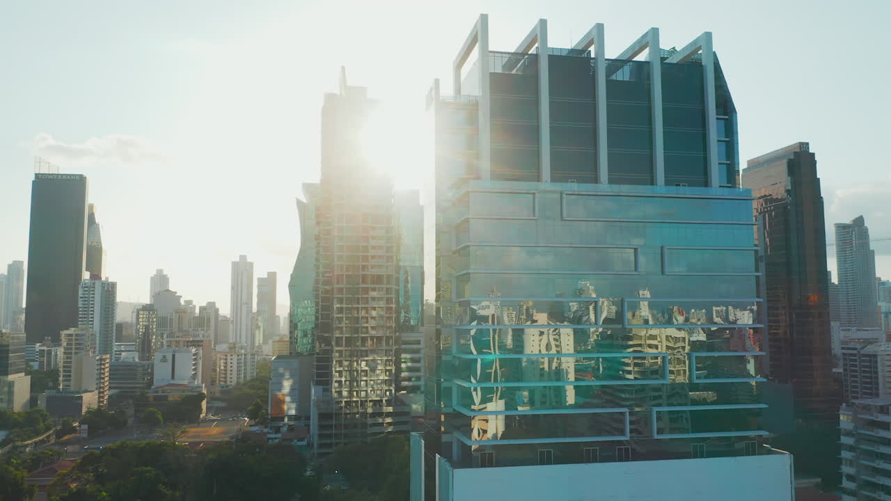 Reflexo de Edifícios na Fachada de Vidro de uma Torre Moderna no Centro da Cidade do Panamá, Panamá, América Central.