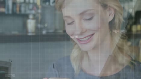 animación del procesamiento de datos financieros sobre una mujer caucásica que usa un teléfono inteligente