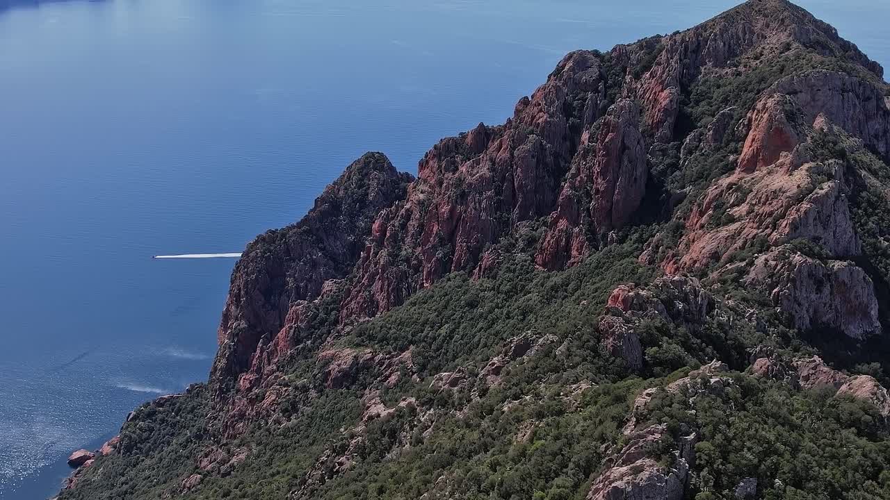 Vista panoramica della costa rocciosa in Corsica, Francia, durante il giorno