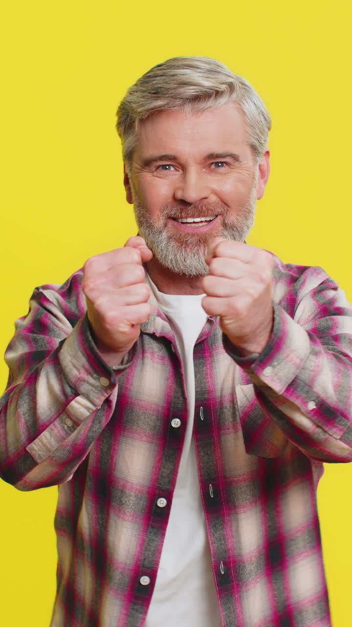 눈에 보이지 않는 표적을 향해 손을 는 성숙한 남자, 격렬한 잡기 시도, 활기찬 호기심, 공기 잡기