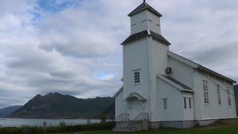 hermosa iglesia antigua cerca de un gran fiordo en noruega