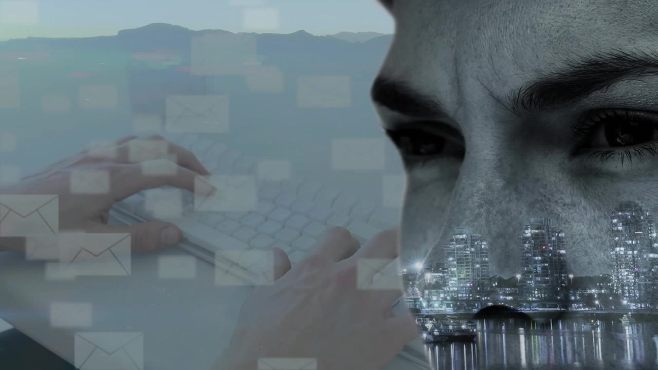 Animación de sobres y una cara con un paisaje urbano sobre manos usando una computadora.