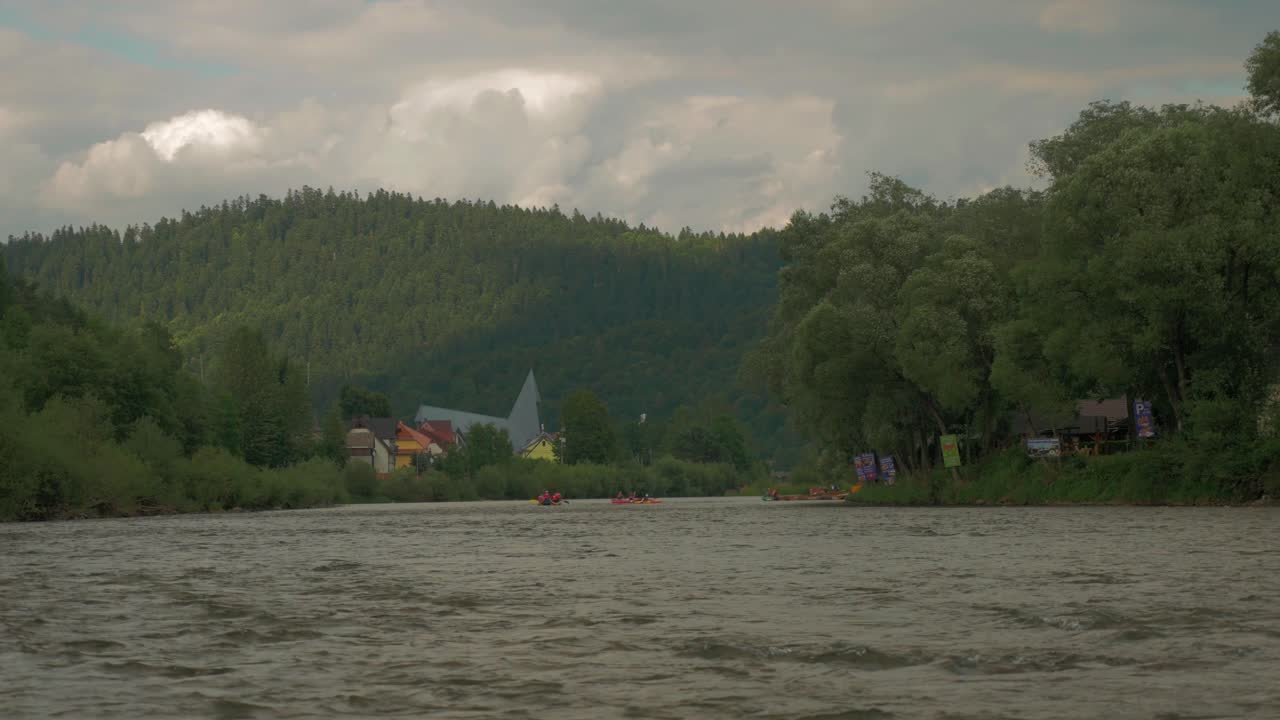 Näkymä lautan sisältä Dunajec-joella Pieniny-vuoristossa Etelä-Puolassa. Rauhallinen lauttamatka.