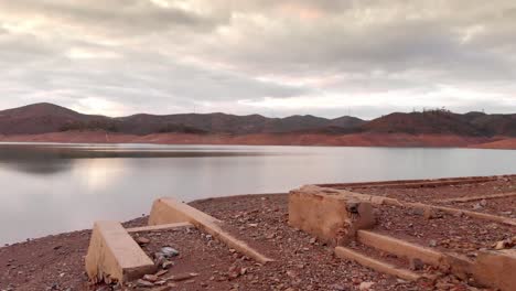 Bajo-Nivel-De-Agua-De-Un-Embalse-Que-Sufre-De-Una-Droga