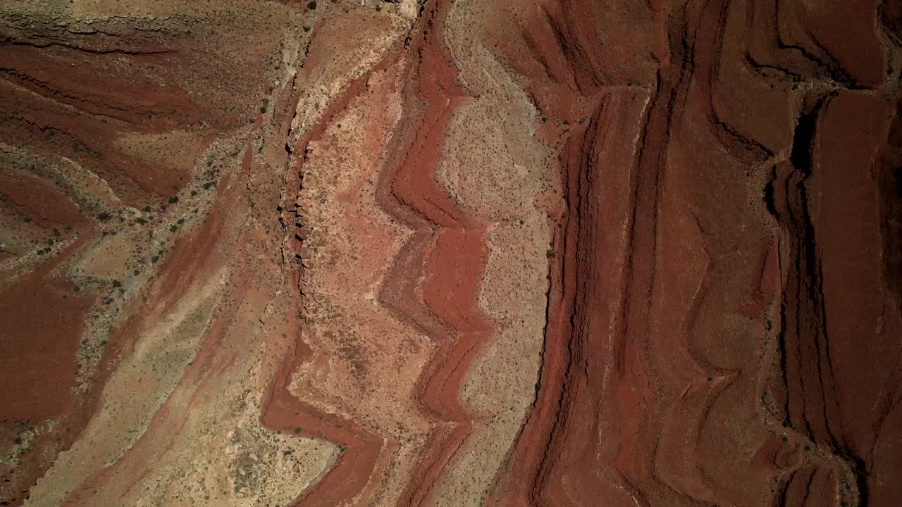 toma cinematográfica aérea de un avión no tripulado de unas líneas abstractas únicas del parque nacional de antílopes